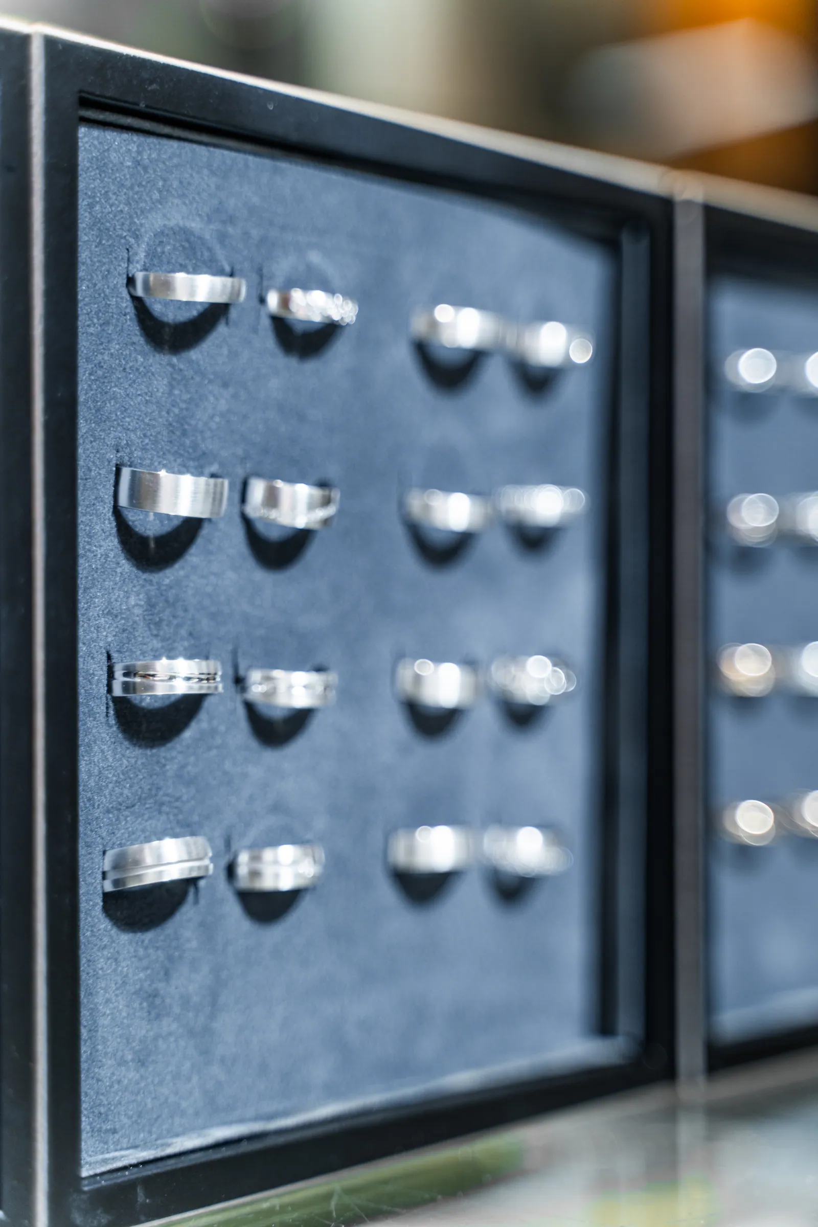 Auswahl an Eheringpaaren in der Vitrine