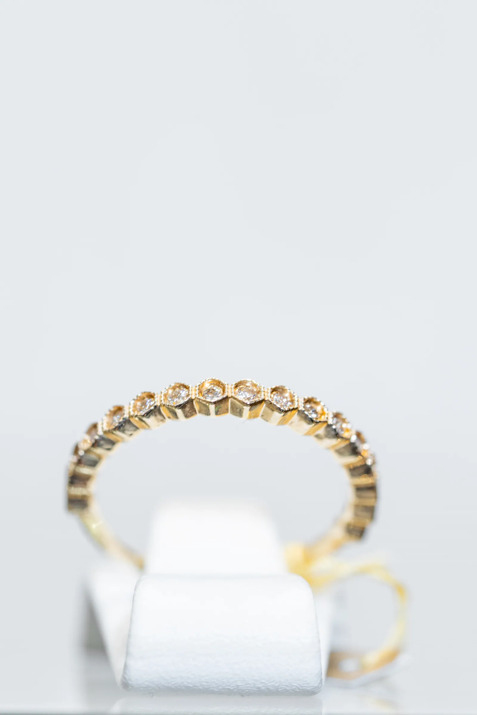Goldring mit einer Reihe kleiner Brillanten
