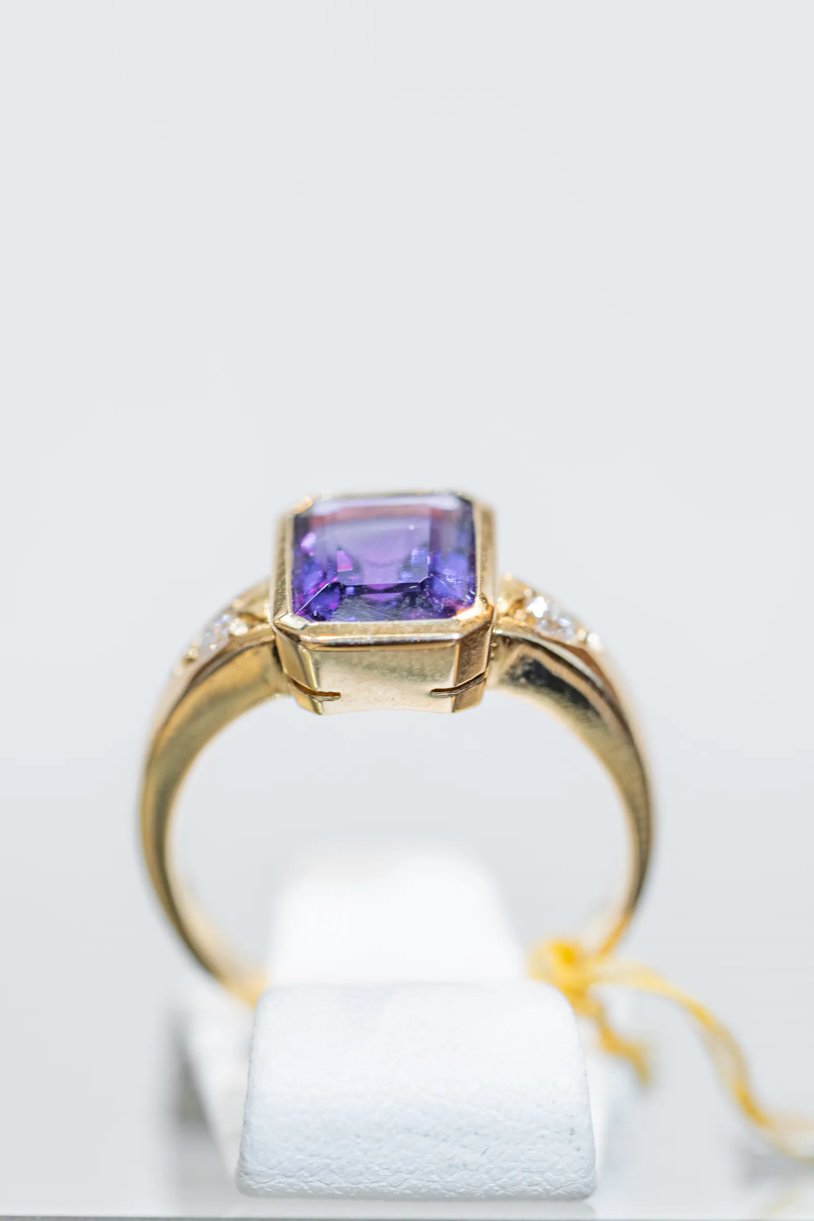Goldring mit violettem Stein